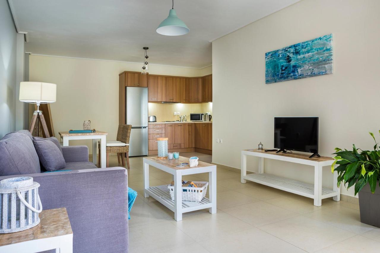 Apartment Lilly, Apartment With Communal Pool, 10 Meters From Sea Sami  Exterior photo